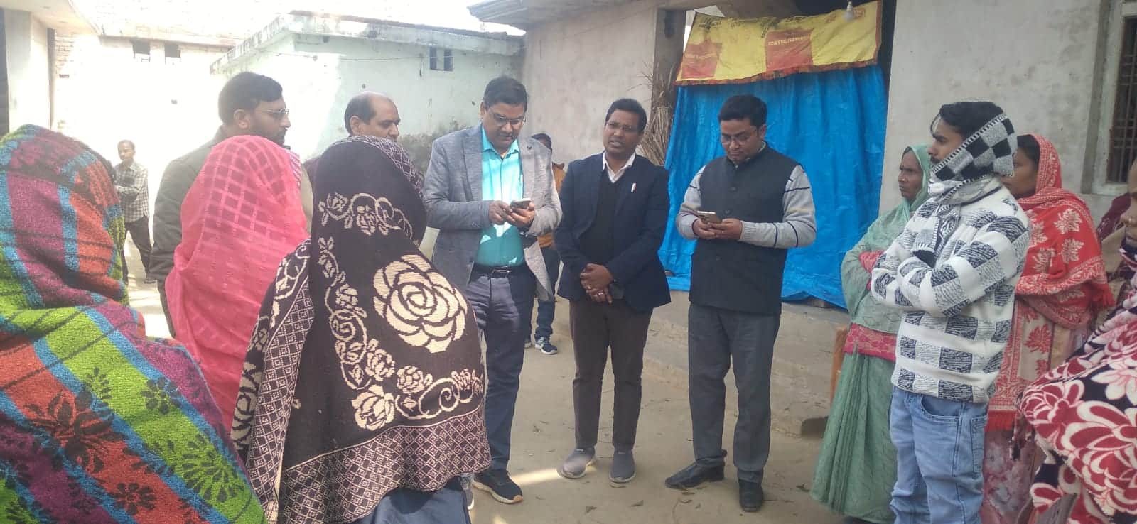 मेहड़ा गांव में शिशु की मौत पर परिजनों से जानकारी लेते डीआईओ डॉ. एके चौधरी स्रोत विभाग