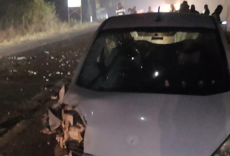 मौके पर खड़ी कार।