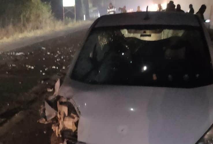 मौके पर खड़ी कार।