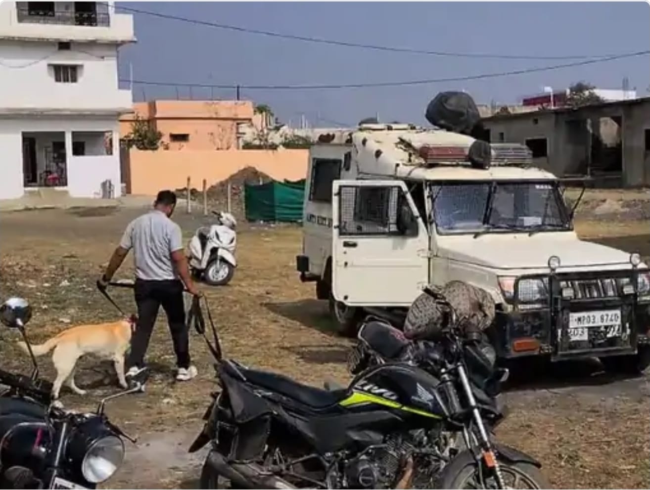 मौके पर मौजूद पुलिस