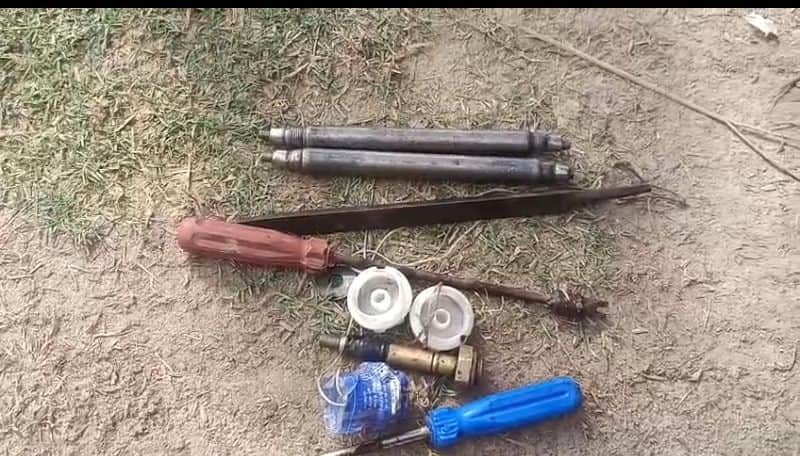 मौके से मिले 21 कॉमर्शियल सिलिंडर व रिफिल में इस्तेमाल किए जने वाले उपकरण। घटनास्थल पर फटा पड़