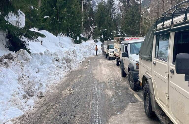 When snow stopped the wheels, people crossed the mountains on foot and reached Kullu.