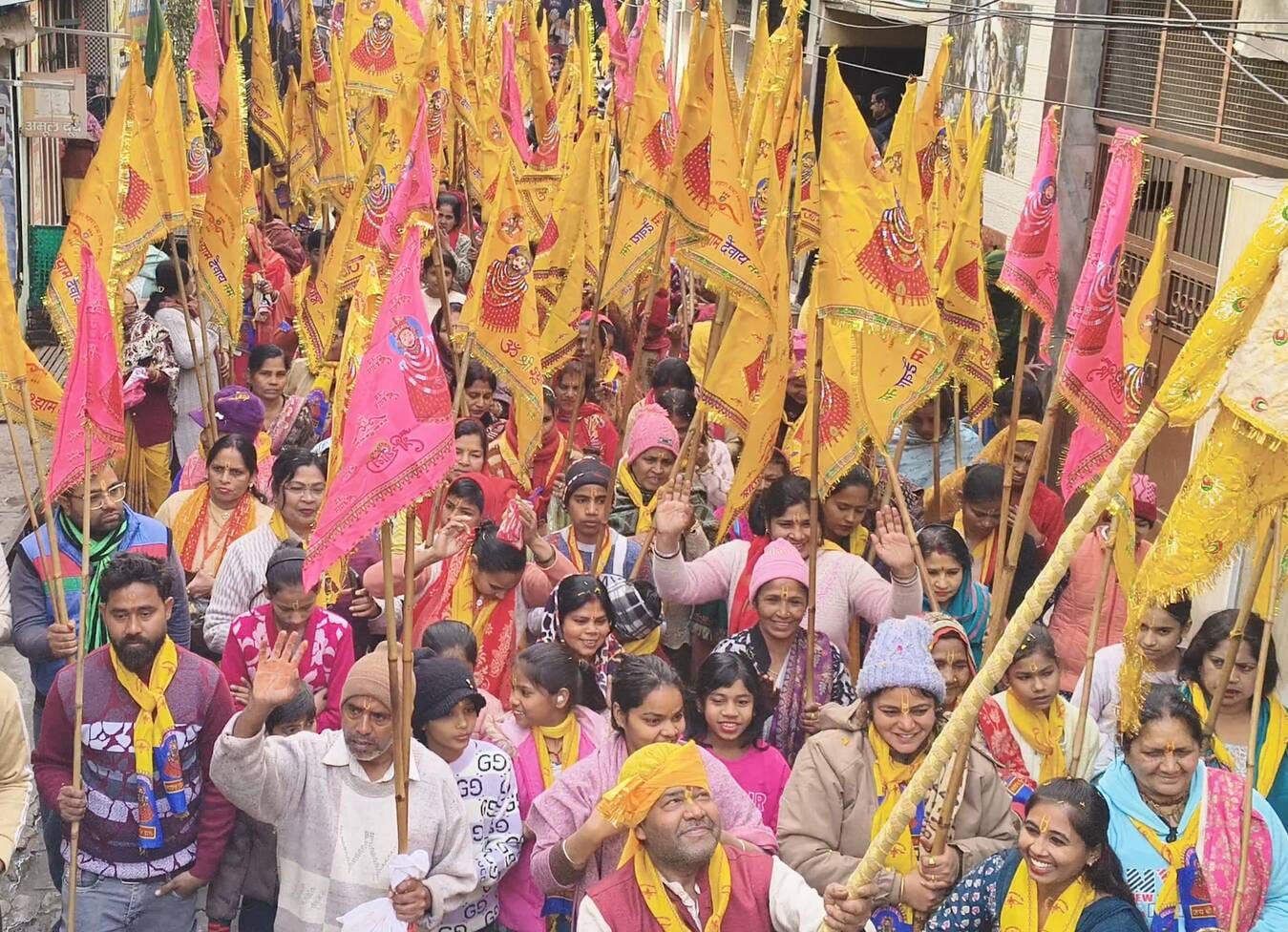 मेरठ..कंवलजीत..माधवपुरम खाटूश्याम मंदिर से निकली निशान यात्रा में शामिल श्रद्धालु.......संवाद