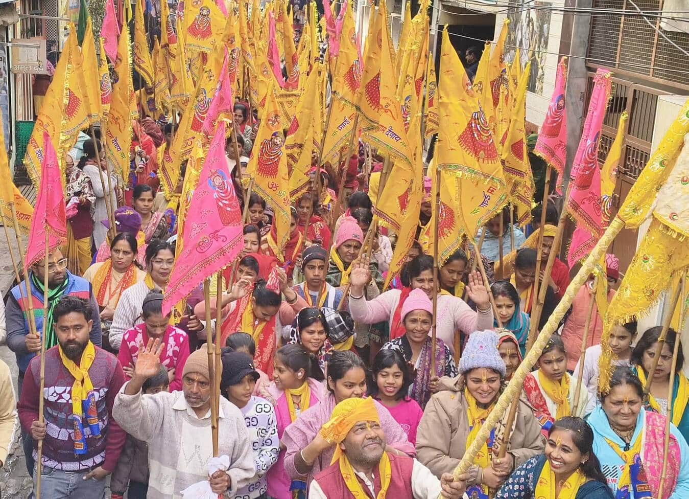 मेरठ..कंवलजीत..माधवपुरम खाटूश्याम मंदिर से निकली निशान यात्रा में शामिल श्रद्धालु.......संवाद