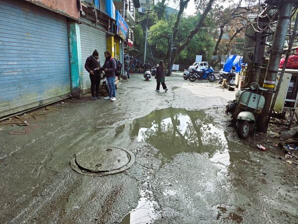 मसूरी की व्यस्त सड़क कैमल बैक में बारिश होते ही हो रहा जलभराव प--संवाद