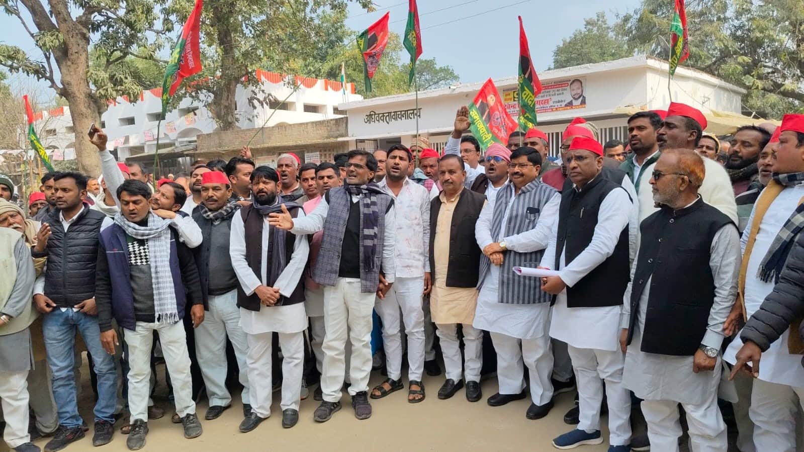 मतदाता सूची से नाम कटवाने के विरोध में सिकंदरपुर कस्बा में प्रदर्शन करते विधायक मो. रिजवी साथ म