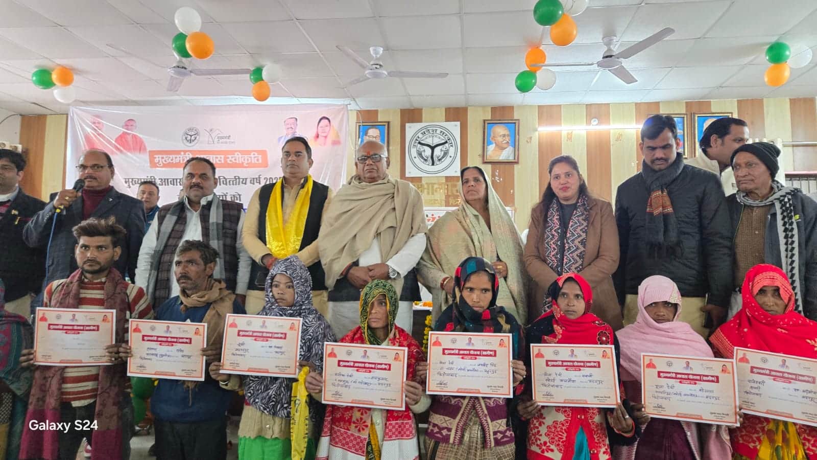 मदनपुर ब्लाक में मुख्यमंत्री आवास के प्रमाणपत्र बांटते पूर्व विधायक हरिओम यादव एवं ब्लाक के अधि