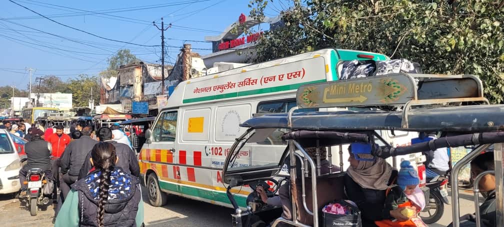 नगीना में गन्ना समिति चौराहे पर लगे जाम में फंसी एम्बुलेंस। संवाद