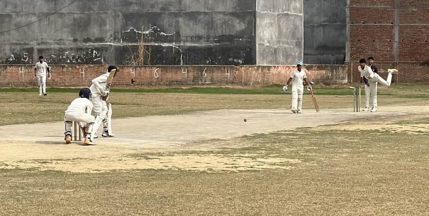 नगर के इमिलिया स्थित ग्राउंड पर डीपी स्पोर्ट्स जिला स्तरीय क्रिकेट प्रतियोगिता के उद्घाटन मैच 