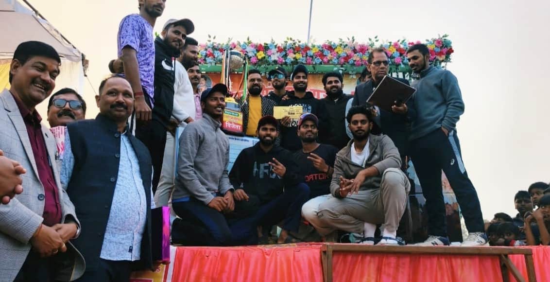 नगरा क्षेत्र के ताड़ीबड़ागांव में चल रहे क्रिकेट प्रतियोगिता में विजेता टीम के खिलाड़ियों को श