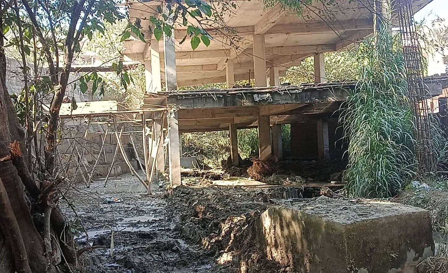 नगर निगम के तहत नाले पर स्थित नवंबर माह में तैयार किया गया दो मंजिला ढांचा