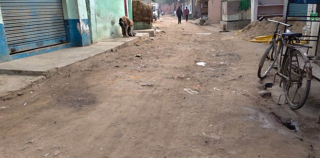 नगर पंचायत नई बाजार के लोहिया नगर में खोदकर छोड़ी गई सड़क। संवाद