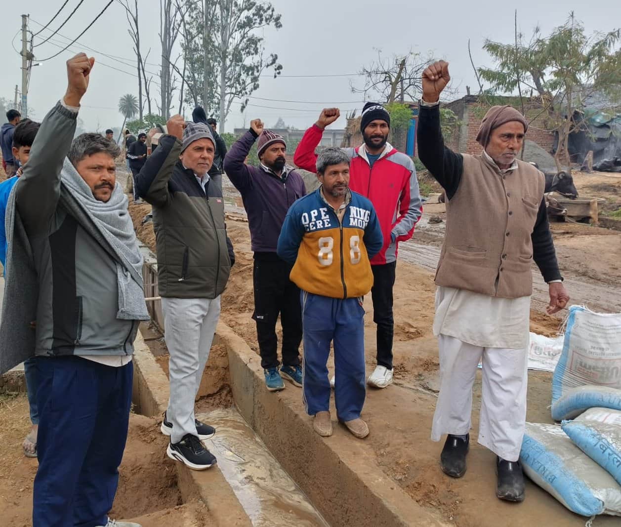 नजीबाबाद के शहजादपुर में नाला निर्माण के विरोध में प्रदर्शन करते ग्रामीण। संवाद