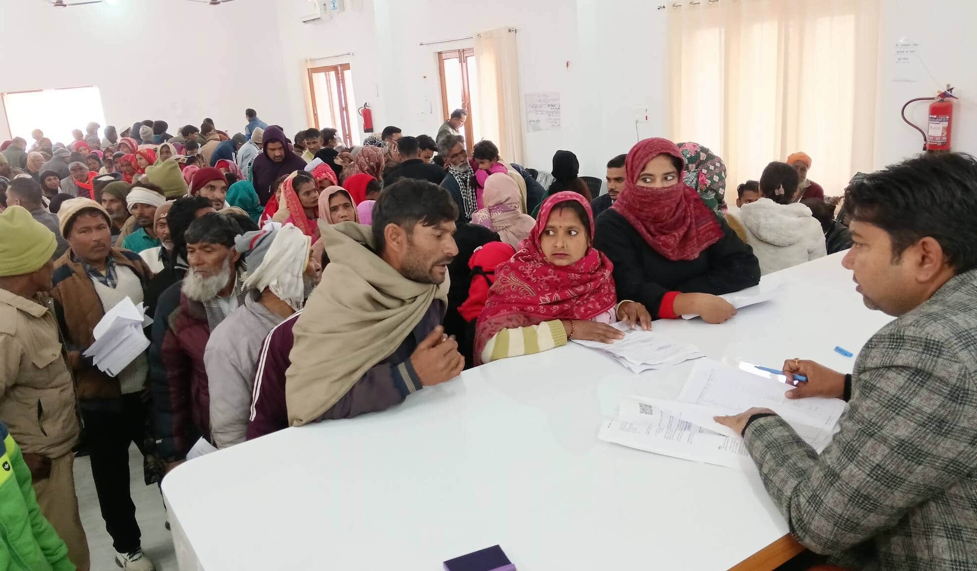 नजीबाबाद में एसआईआर संबंधित नोटिस के जबाव में साक्ष्य लेकर पहुंचे मतदाता। संवाद