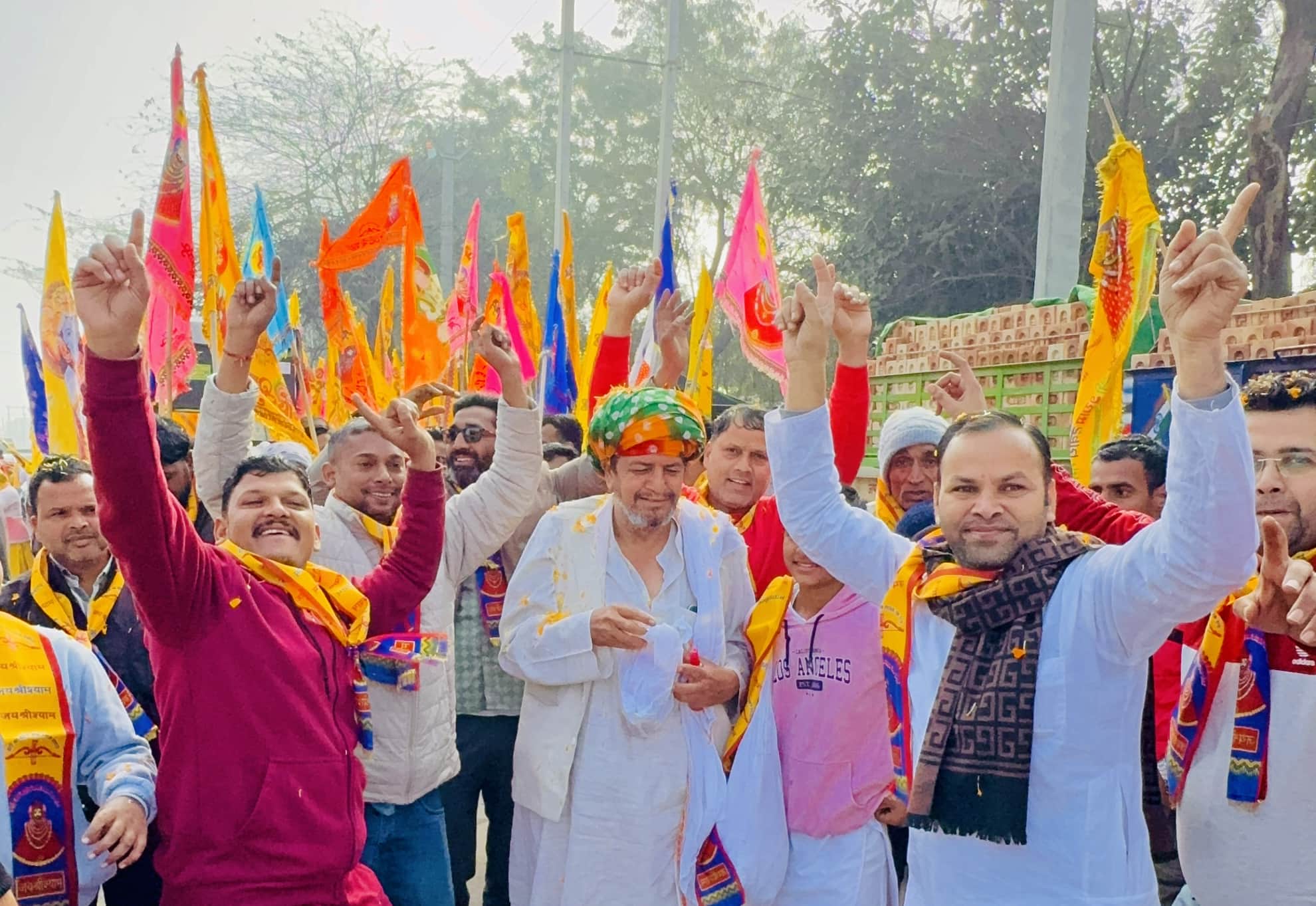  निसिंग श्री कृष्ण गोशाला की ओर से निकाली गई यात्रा में शामिल श्रद्धालु। संवाद