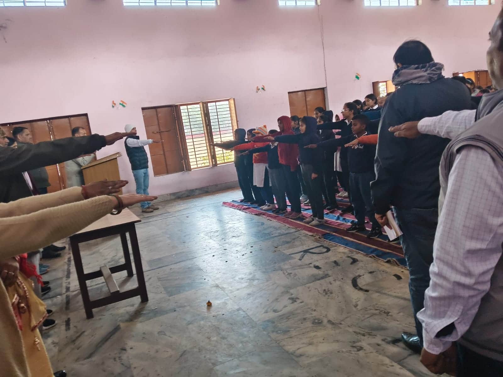 नशा ना करने की शपथ लेते विद्यार्थी। स्रोत : पुलिस