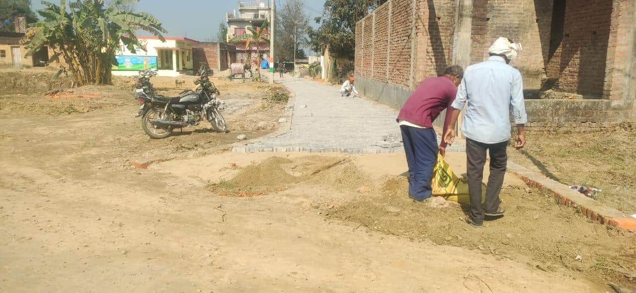 नेशनल अवार्ड के लिए चयनित लक्ष्मीपुर ब्लॉक के पैसिया उर्फ कोनघुसरी में इंटरलाकिंग करते मजदूर। 
