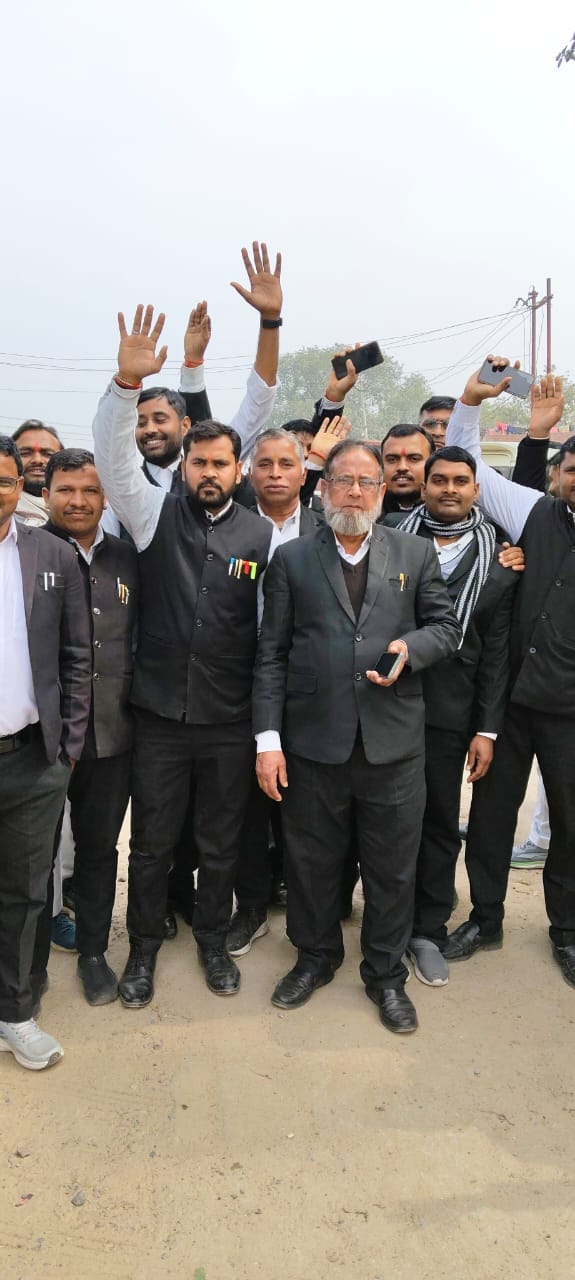 Auto driver accused of theft, lawyers protest at police station