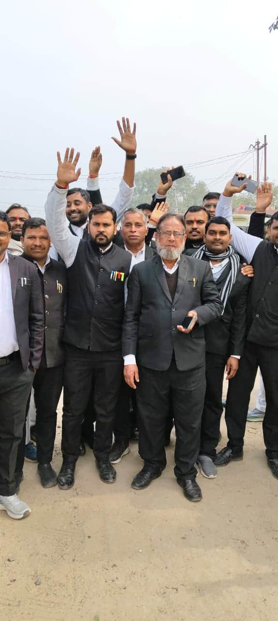 ऑटो चालक के खिलाफ कार्रवाई न होने पिपरी थाने में प्रदर्शन करते अधिवक्ता। संवाद 