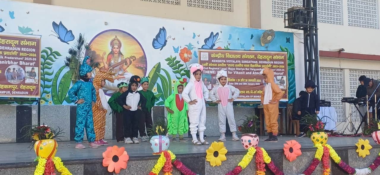 पीएम श्री आईआईपी में आयोजित राज्य स्तरीय विज्ञान प्रदर्शनी के दौरान प्रस्तुति देते छात्र... स्क