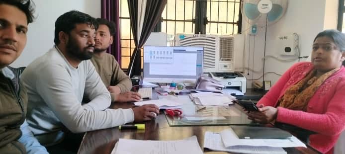 पौली ब्लाक सभागार में जन सुनवाई करती खण्ड विकास अधिकारी श्वेता वर्माऔर एसडीओ पंचायत जितेंद्र ति