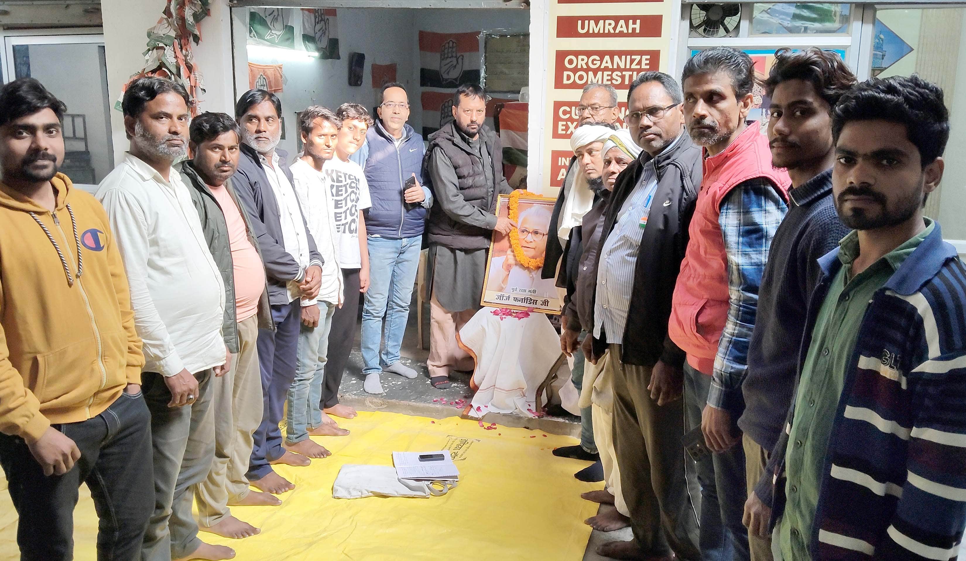 पुण्यतिथि पर पूर्व रक्षामंत्री जार्ज फर्नांडीस को श्रद्धांजलि देते लोग। स्रोत-हिमकिप