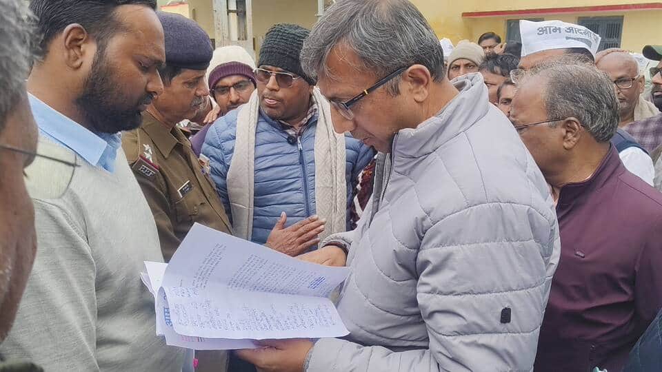 पिपरीडीह गांव के पास रेलवे अंडरपास की मांग को लेकर डीआरएम आशीष जैन को ज्ञापन सौपते ग्रामीण।संवा