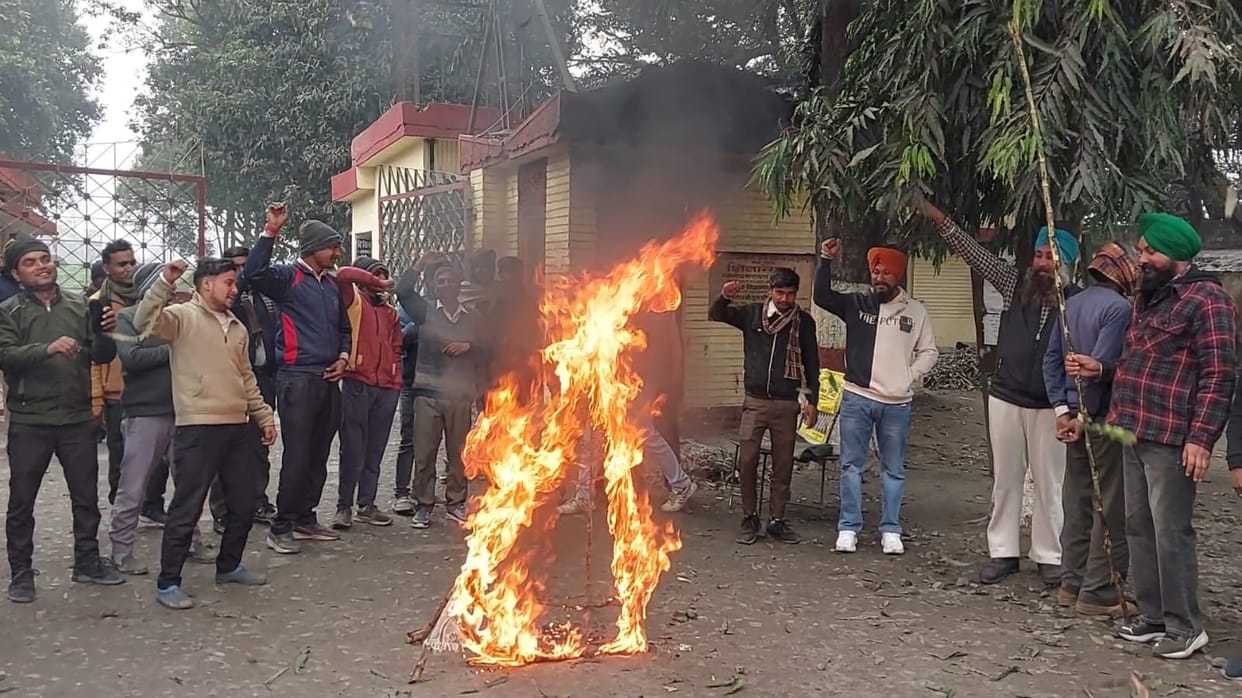 The sugar mill remained closed for the fourth day as farmers protested and burnt an effigy of the Deputy Commissioner of Sugarcane.