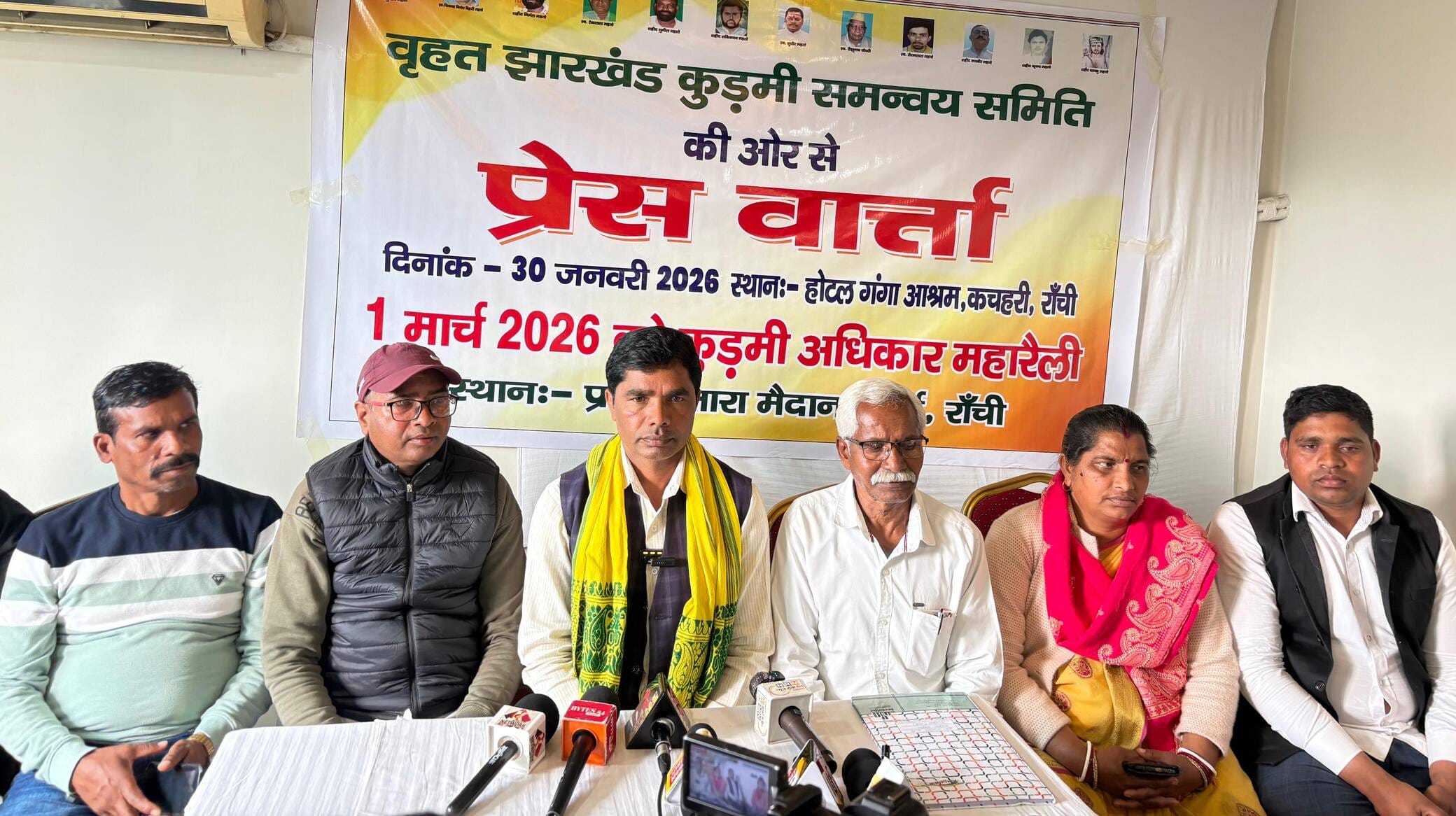 प्रेस वार्ता में जानकारी साझा करते सदस्य