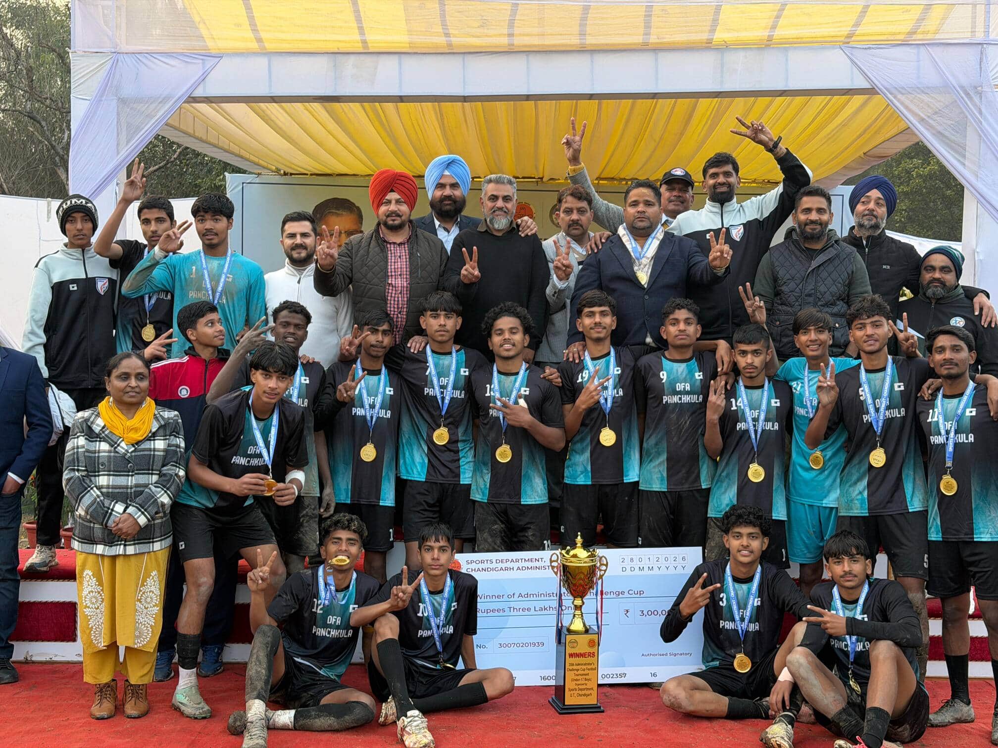 प्रतियोगिता के आयोजक व विजेता खिलाड़ी ईनाम के साथ।