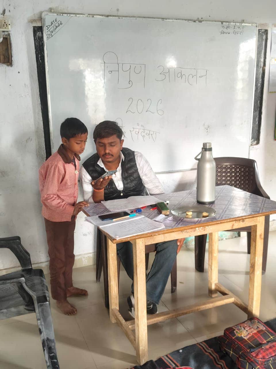 प्राथमिक विद्यालय खंदेवरा में निपुण आकलन करते प्रशिक्षु। स्रोत- शिक्षक