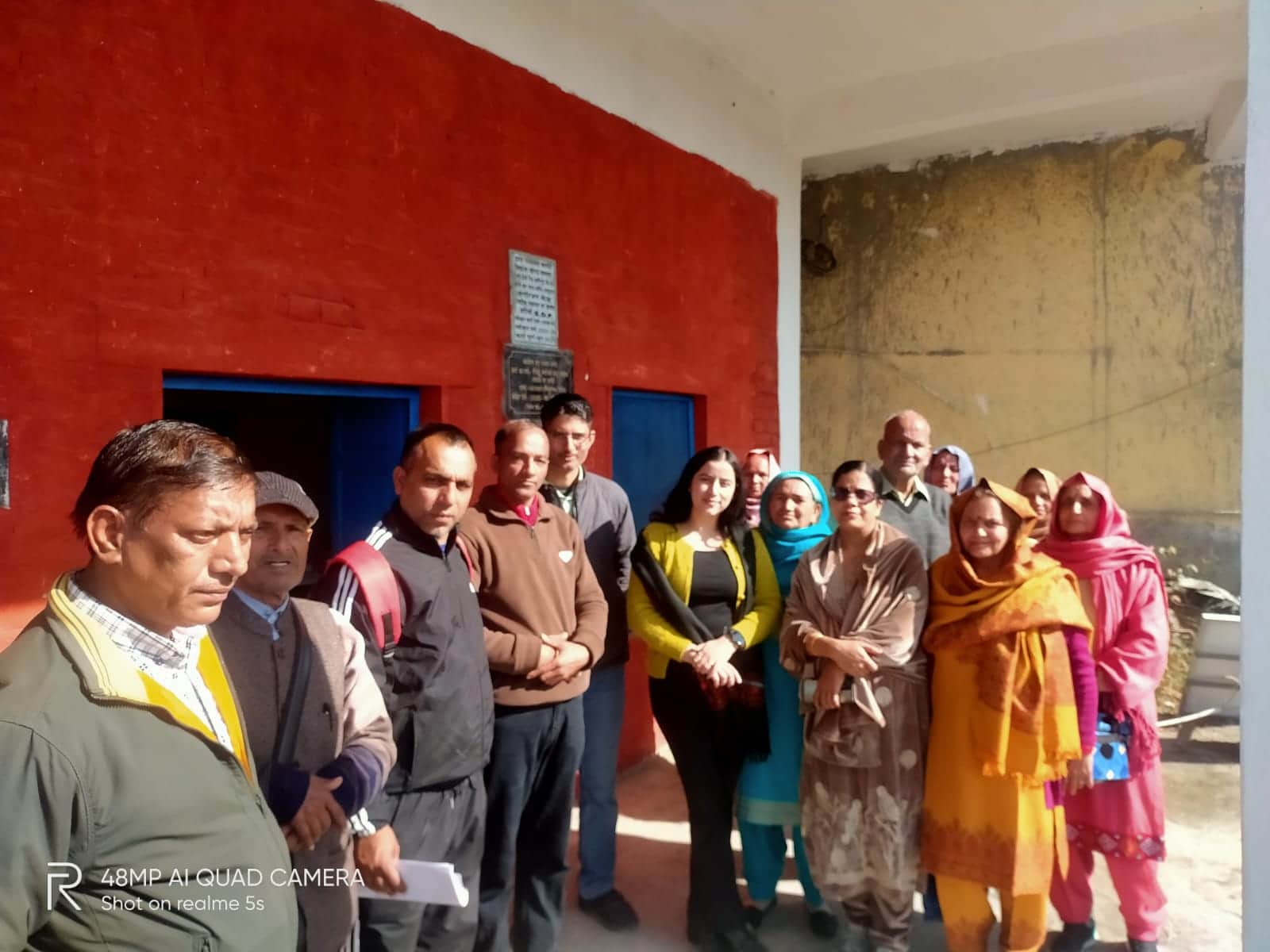 पटवार घर बलोह में संपर्क सड़क के निर्माण के लिए भूमि दान करते ग्रामीण। स्रोत जागरूक पाठक