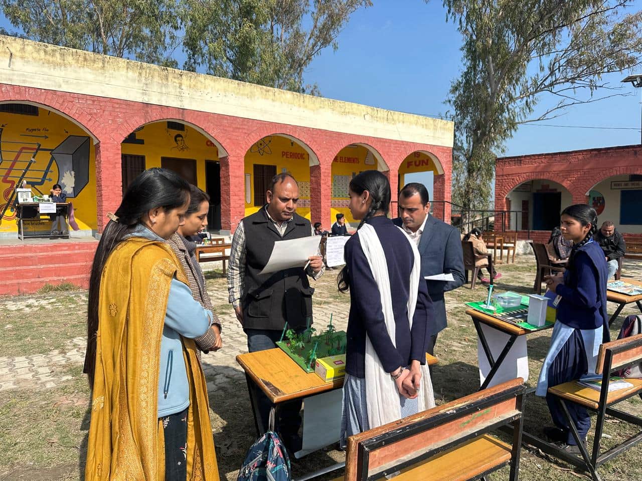 राजकीय स्कूल चमरोड़ी में आयोजित विज्ञान प्रदर्शनी का निरीक्षण करते मुख्यातिथि। विद्यालय