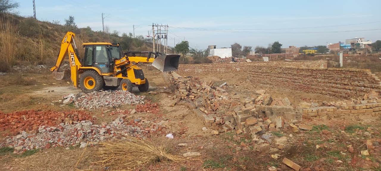 रामपुरा में अवैध कॉलोनी चलता बुलडोजर। स्रोत : विभाग