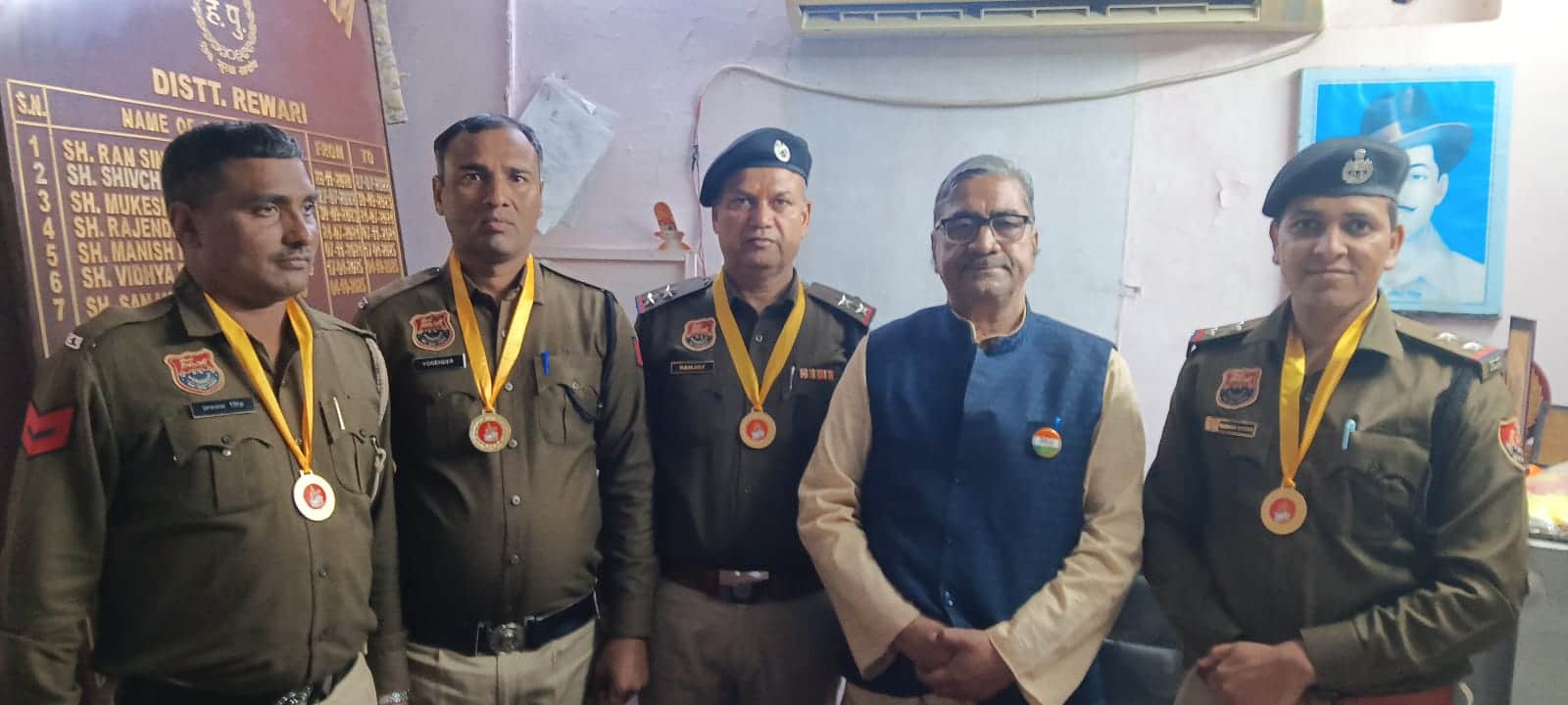 रामपुरा थाना में पुलिसकर्मियों को सम्मानित करते प्रधान दिनेश कपूर। स्रोत : संस्था