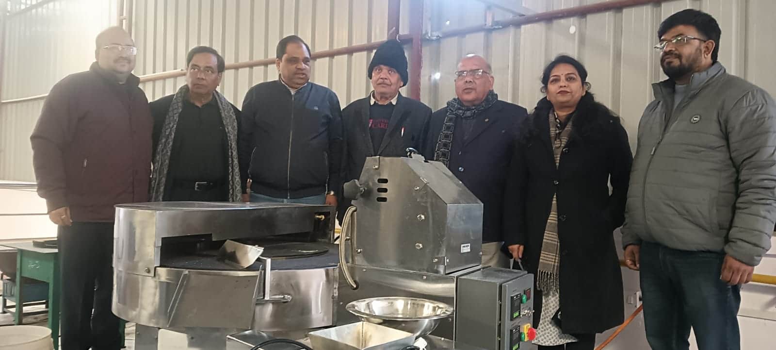  रोटरी रसोई के बारे में जानकारी देते हुए रोटरी क्लब के पदाधिकारी। संवाद