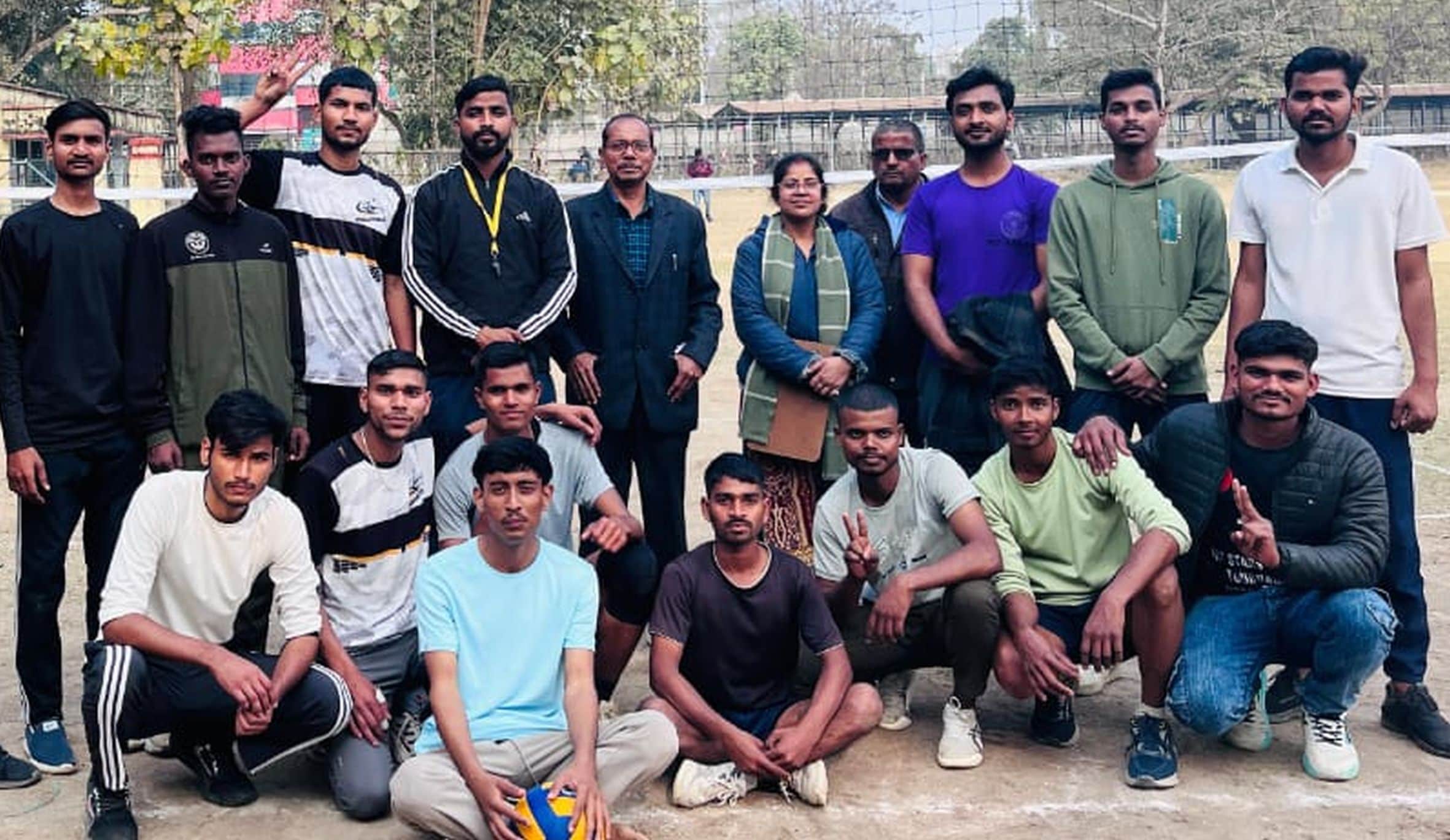 रायबरेली में एफजी कॉलेज में आयोजित वॉलीबॉल प्रतियोगिता में भाग लेने वाले खिलाड़ी व आयोजक। 