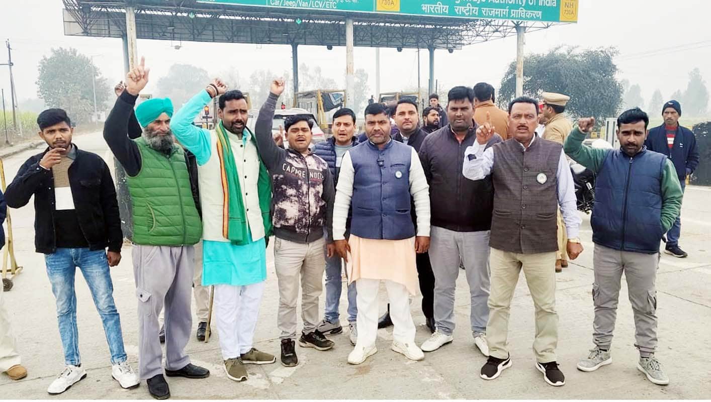 सबली टोल प्लाजा पर प्रदर्शन करते भाकियू भानु गुट के कार्यकर्ता। संवाद