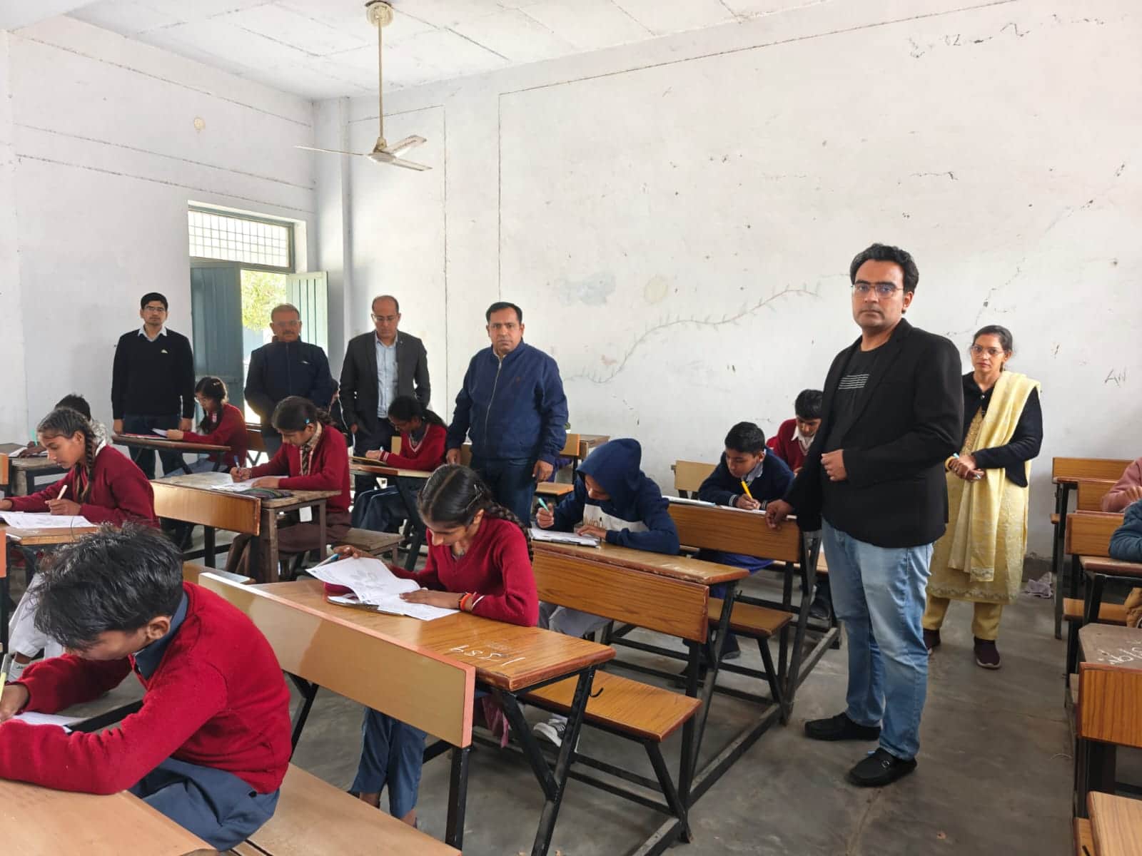 स्कूल में बुनियाद परीक्षा देते विद्यार्थी। 