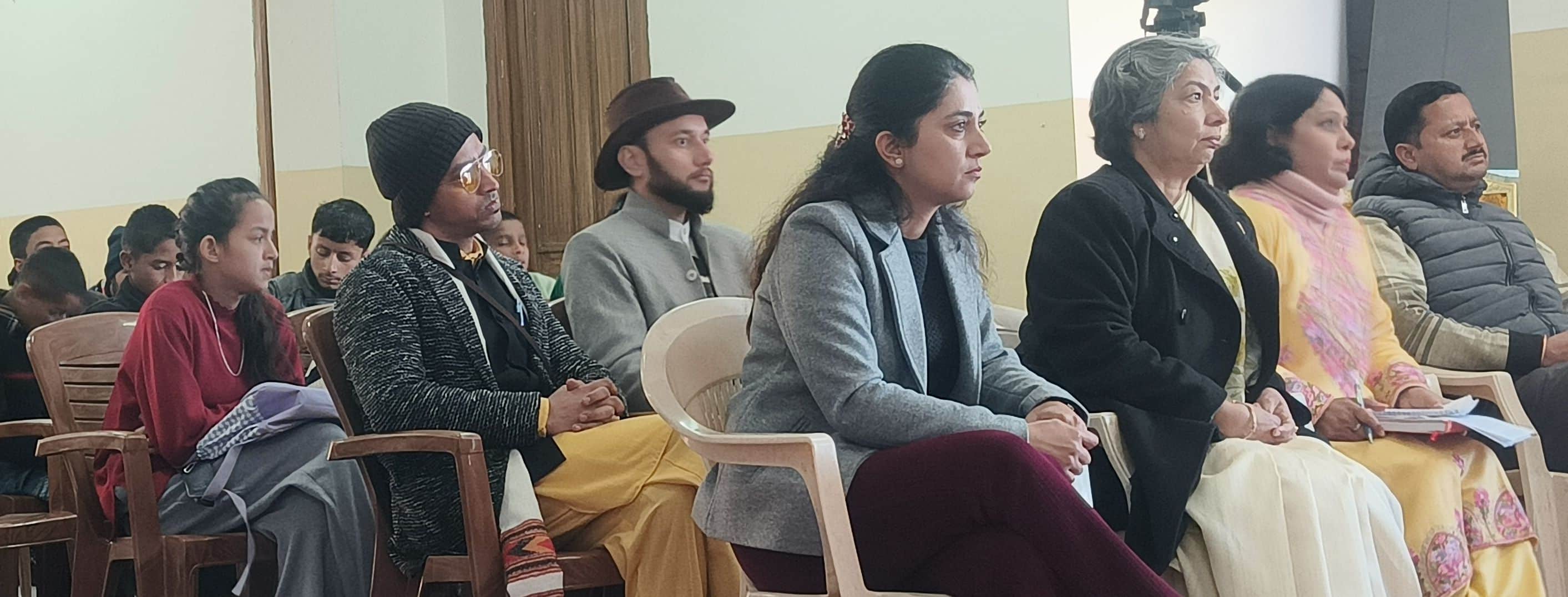 सोलन में स्वास्थ्य विभाग की ओर से आयोजित कवि सम्मेलन में मौजूद लोग। संवाद