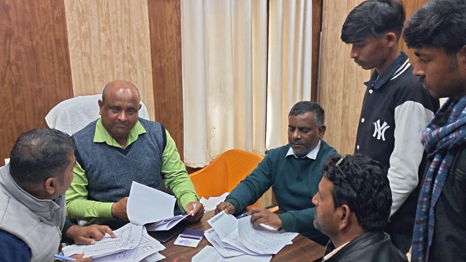 सेमरियावां बीडीओ कार्यालय में एडीओ पंचायत राधेश्याम चौधरी नोटिस मतदाताओं के दस्तावेज का सत्यापन