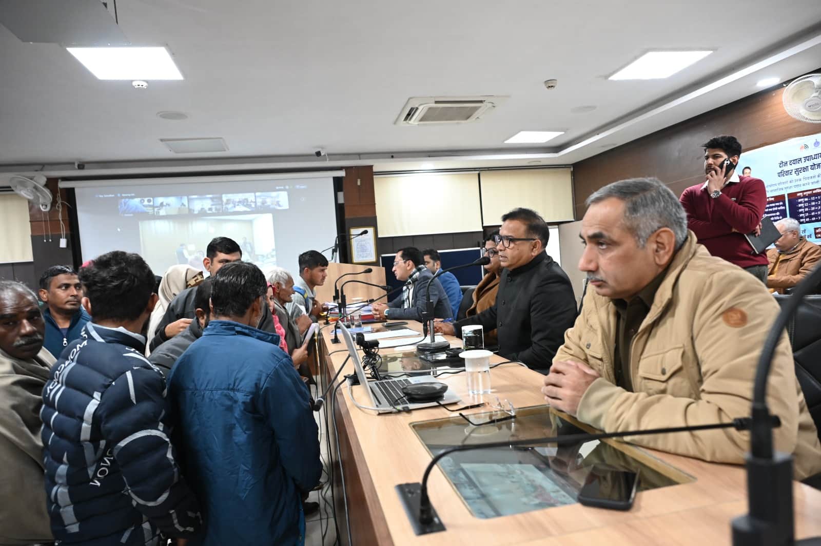 सोनीपत में जिला स्तरीय समाधान शिविर में लोगों की फरियाद सुनते उपायुक्त सुशील सारवान। स्रोत: प्र