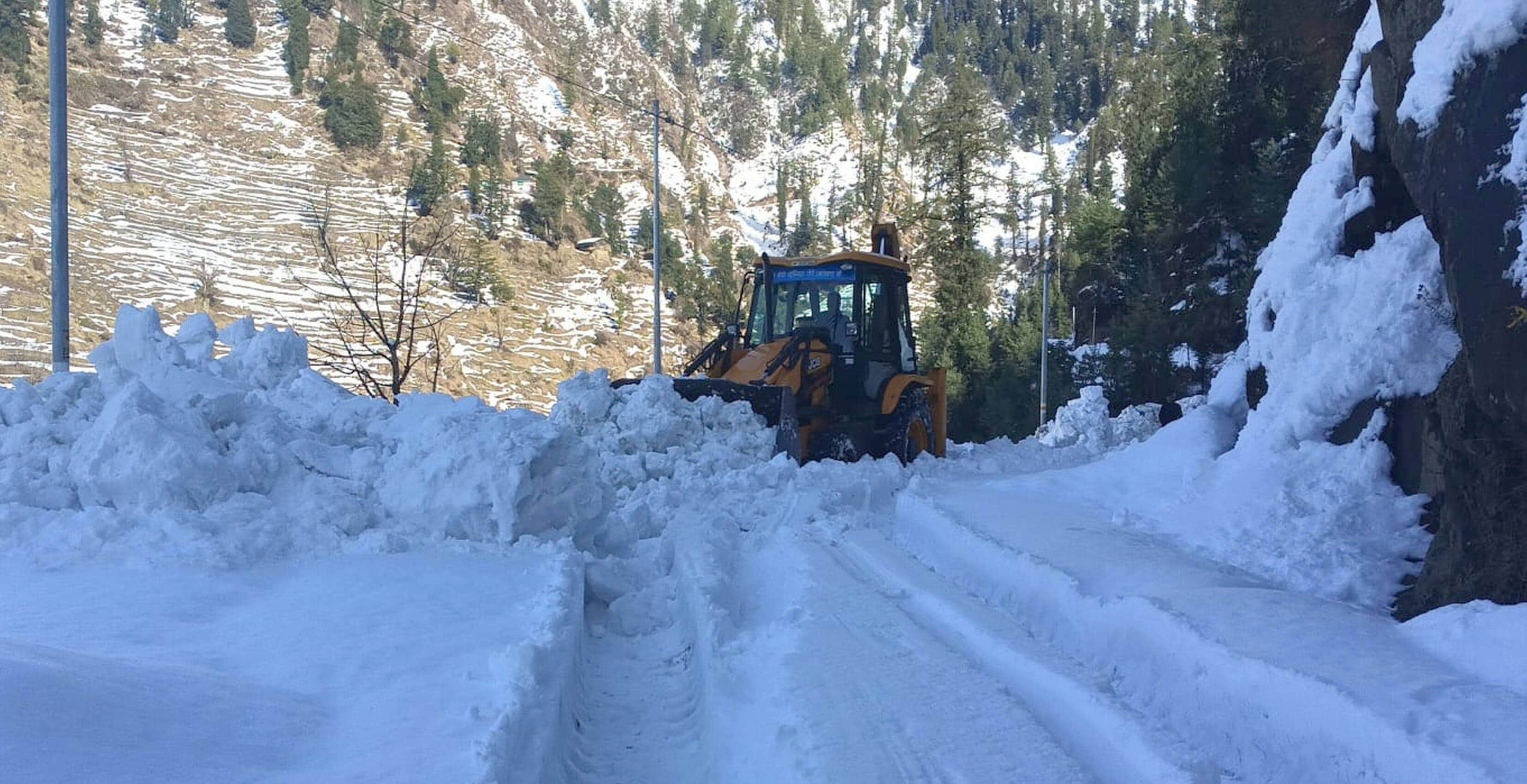 सराज घाटी में जंजैहली-रायगढ़ सड़क मार्ग पर बर्फ हटाती मशीनरी।स्त्रोत- विभाग