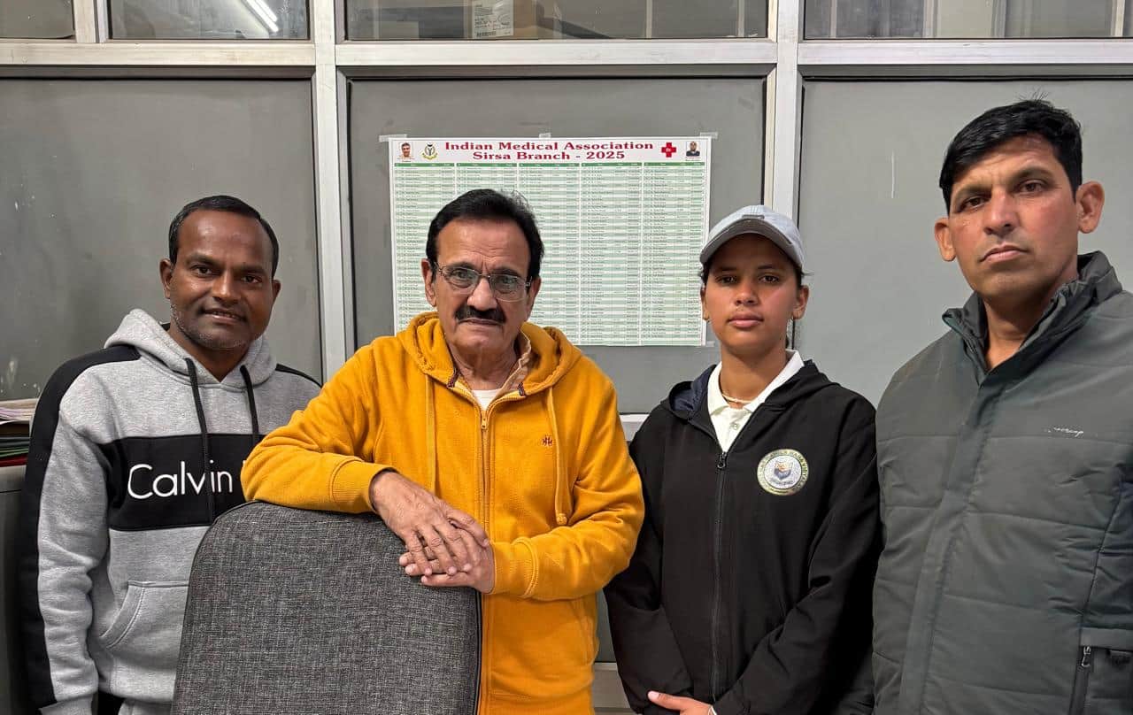 सिरसा जिला क्रिकेट एसोसिएशन के सचिव डॉ. वेद बेनीवाल व अंजलि के प्रशिक्षक शंकर सैनी के साथ खिला