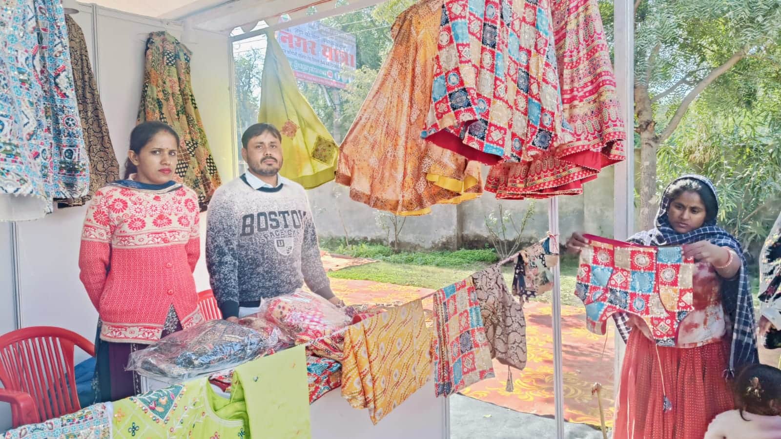 सिरसा के गांव चक्कां की किरण मेले के दौरान अपनी स्टाॅल लगाए हुए व ड्रेसेज देखते हुए ग्राहक। संव