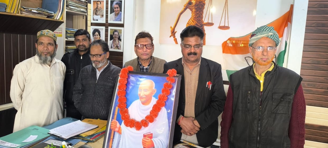 Congress workers paid tribute to Mahatma Gandhi by garlanding him.
