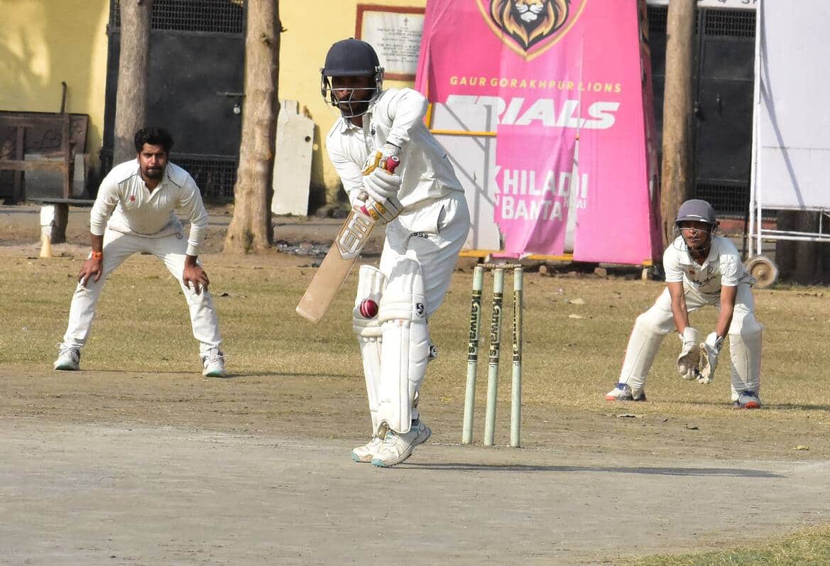 सेंट एंड्रयूज पीजी कॉलेज के क्रिकेट ग्राउंड पर चल रहे इंटर क्लब क्रिकेट लीग प्रतियोगिता में बृह