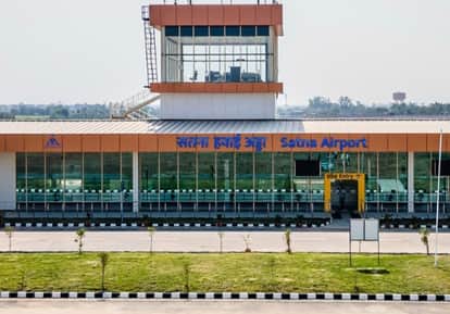 A young man entered Satna Airport with a hammer and chisel to steal, and was sent to jail by the police.