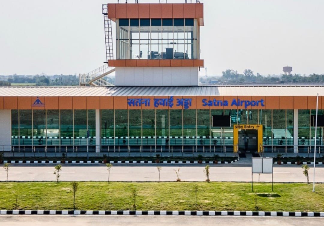 A young man entered Satna Airport with a hammer and chisel to steal, and was sent to jail by the police.