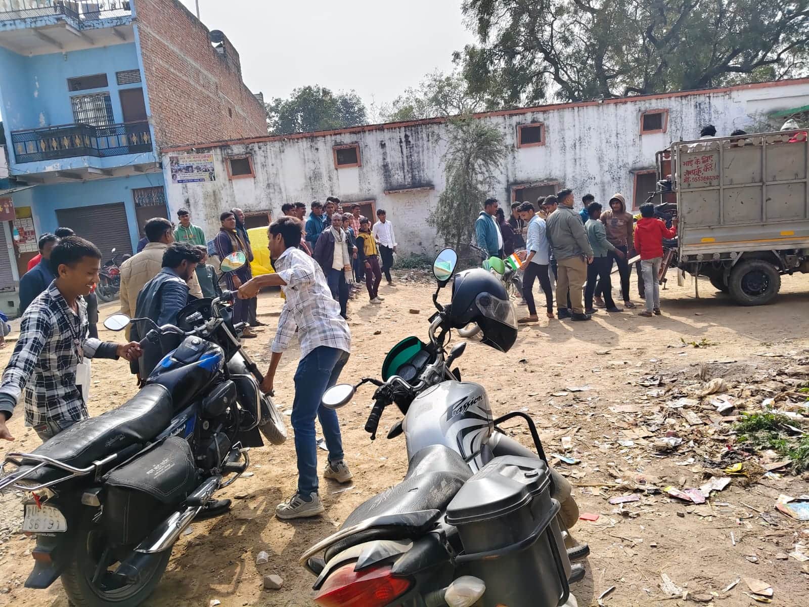 सुदनीपुर बाजार में मनबढ़ों के उपद्रव के बाद मौके पर छूटी बाइकों को कब्जे में लेती पुलिस। संवाद